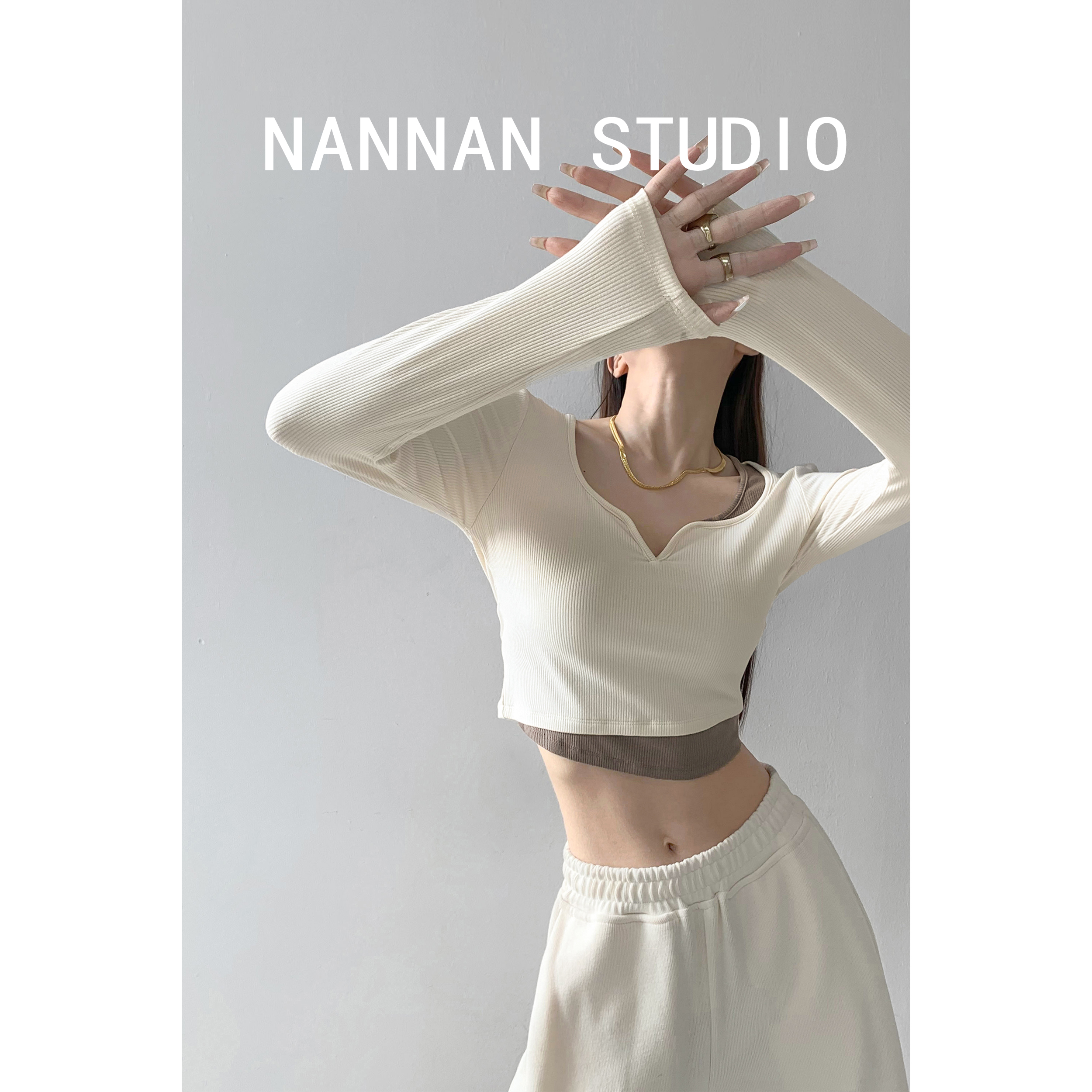 Design sense hot girl fake two-piece color-blocking small V-neck long-sleeved T-shirt women's autumn self-cultivation is thin and short section navel chic top