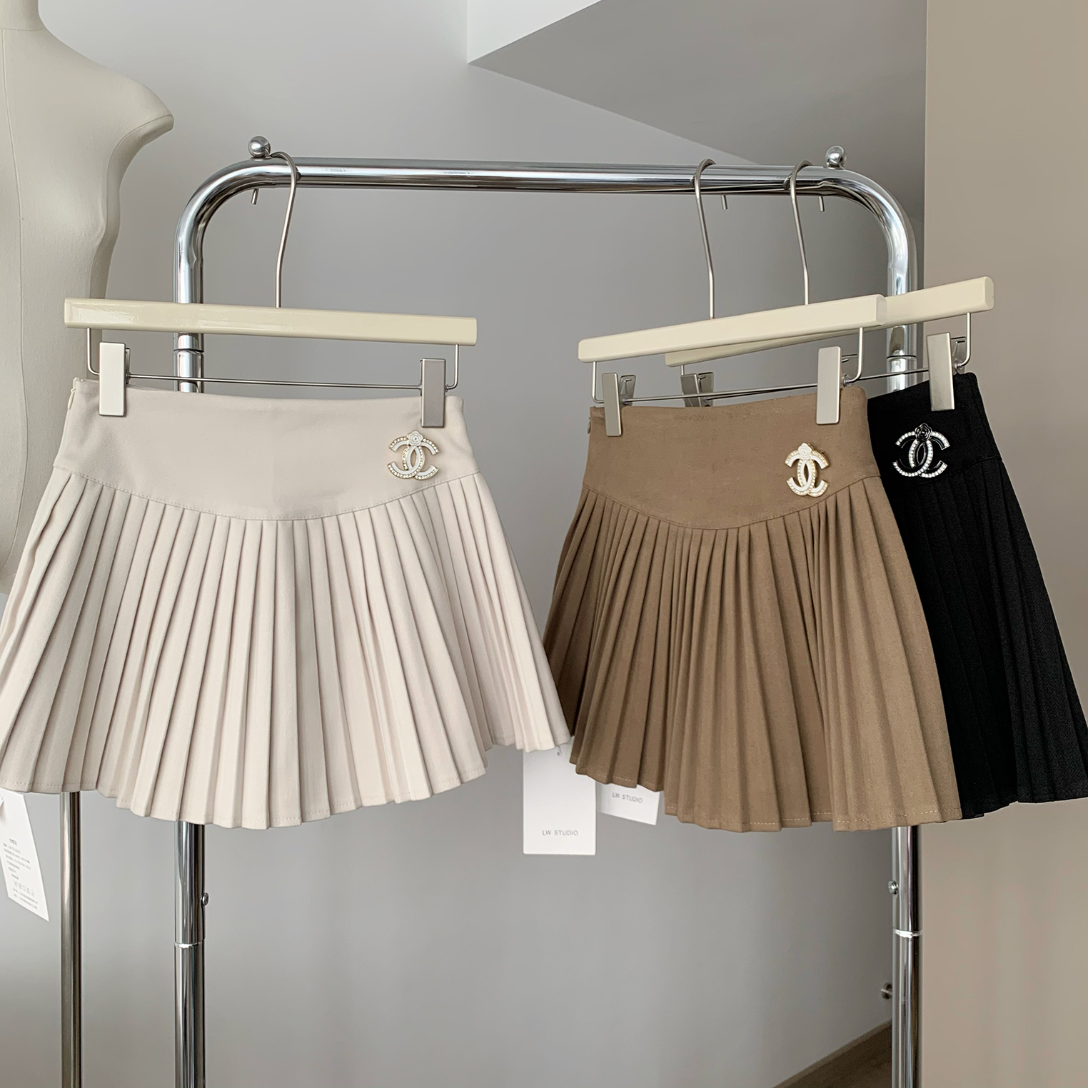 famous2022 autumn and winter small, high-waisted design, a-word waist, thin, small, pleated skirt women