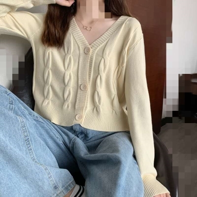 Fashionable and versatile twist pattern short single breasted collar exposed collarbone top female students wear long sleeved knitwear