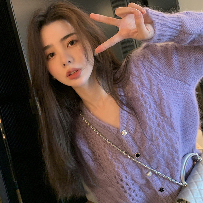 Korean loose V-neck short sweater coat women's spring 2022 new lazy style design sense of minority knitted cardigan