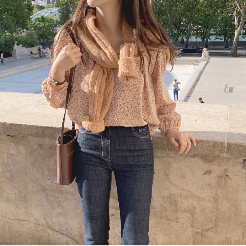 Very fairy French court coat shirt female design sense of minority sweet small broken flowers gentle wind bubble sleeve women's fashion