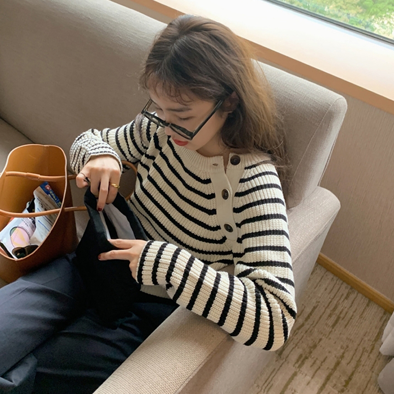 Korean version of the retro Western style loose all-match long-sleeved round neck striped button pullover knitted sweater short sweater women