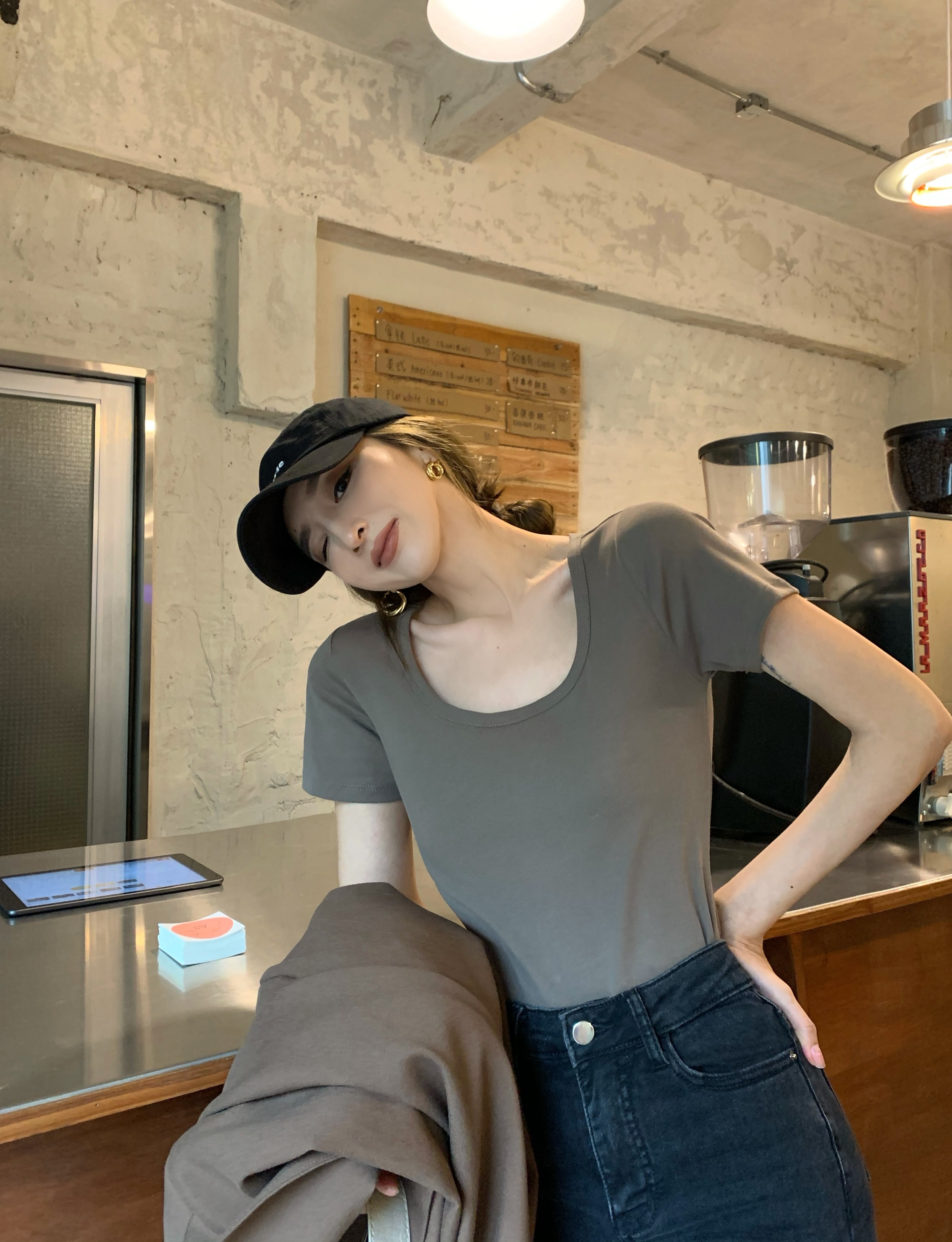 Actual shot of a slim-fitting bottoming T-shirt top