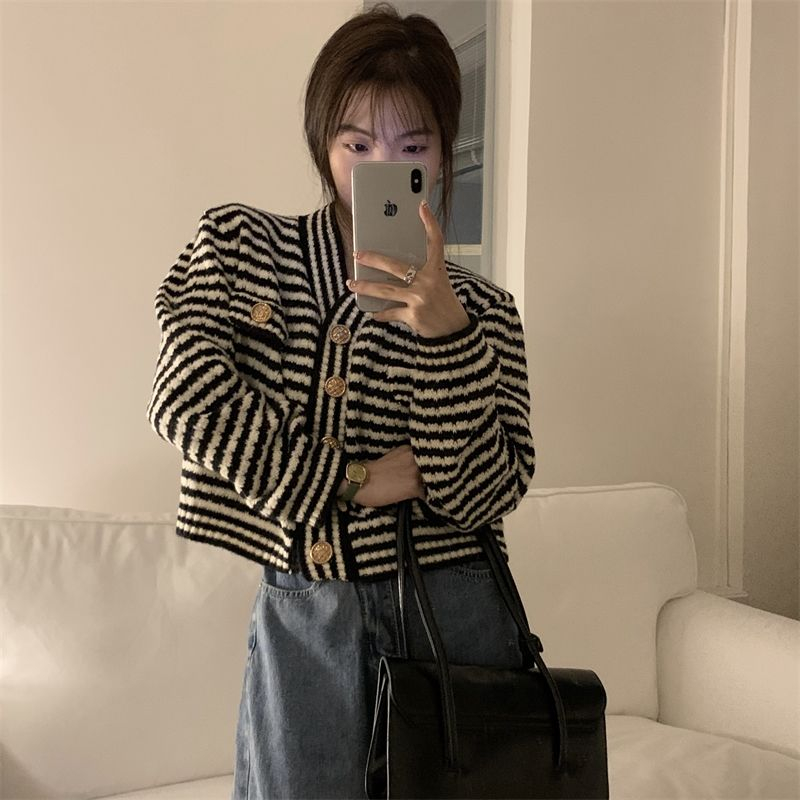 High sense small fragrance sweater jacket cardigan women's early spring 2022 new short design sense of minority jacket spring and Autumn