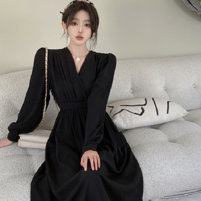 Large size fat mm2022 autumn new French retro Hepburn style v-neck waist slimming light familiar wind dress