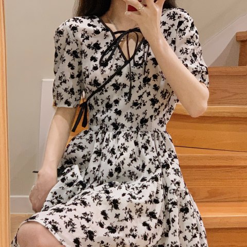 2022 new tea break French gentle wind can be sweet first love pure desire black and white broken flower bubble sleeve dress children's summer
