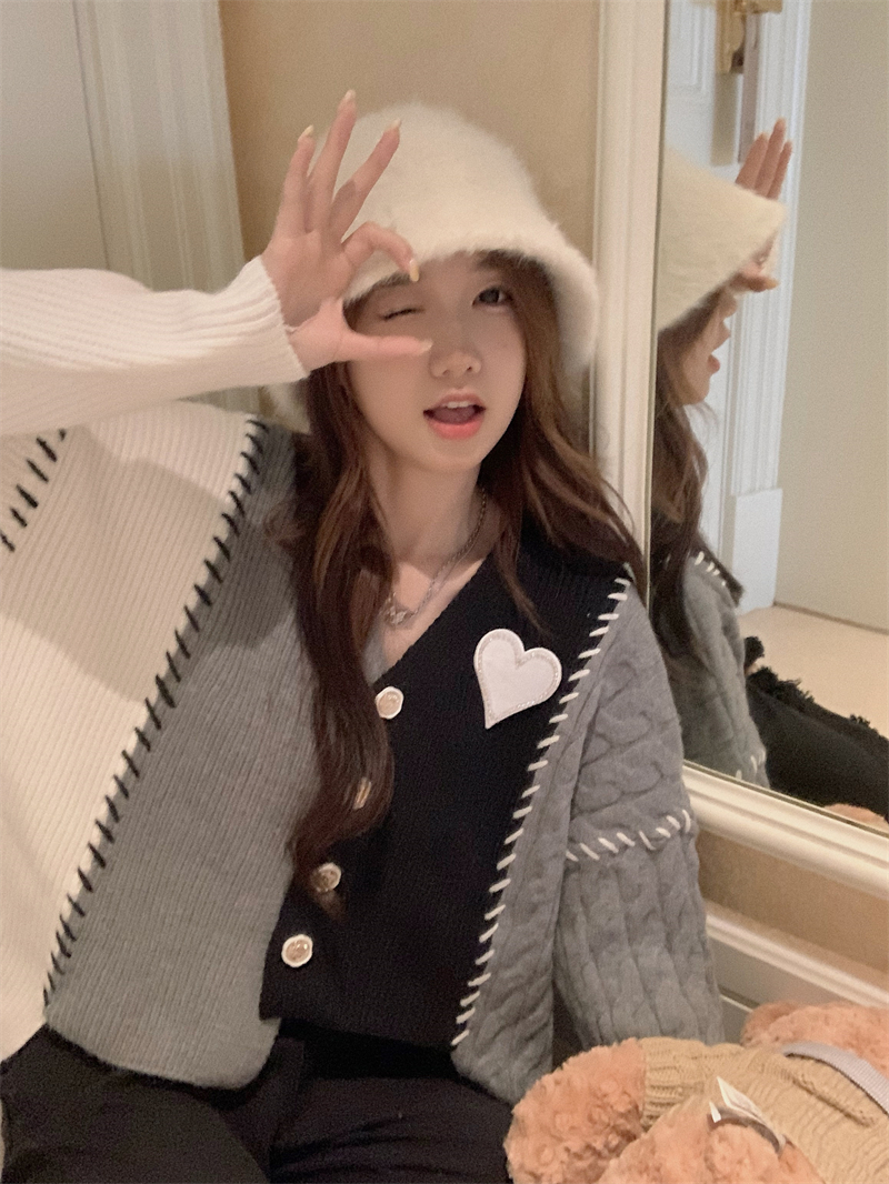 Real shooting real price ~ design sense age-reducing fashion stitching niche peach heart long-sleeved sweater coat heavy industry hit color cardigan