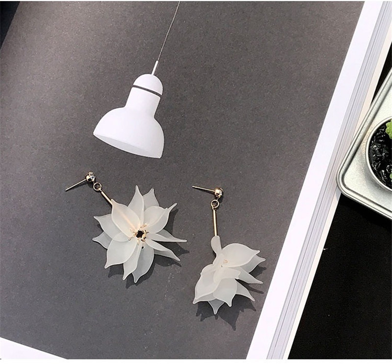 Europeans and Americans exaggerated simple geometric Earrings Leaf long earrings Holiday wind-milled sand texture Flower Earrings