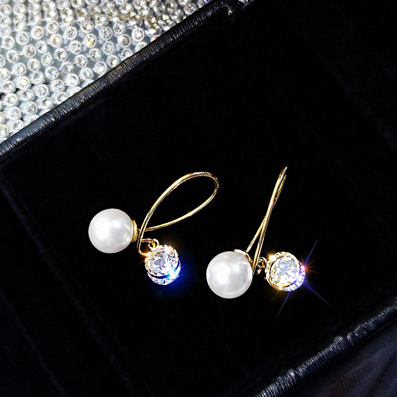 Temperament Pearl Earrings New Fashion Korean Personality Net Red Earrings Female Cold Wind Showing Slim Face