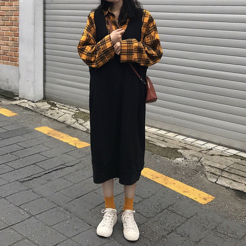 Real price ~Korean style loose checked shirt + simple casual vest skirt suit has been tested