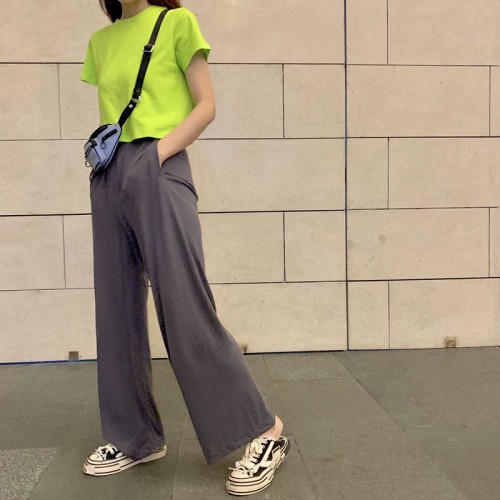 Short T-shirt with fluorescent green and gray sagging and wide-legged pants
