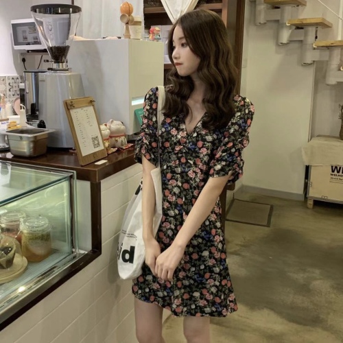 Real photo real price Korean retro floral dress small fresh V-neck waist show thin floral first love skirt