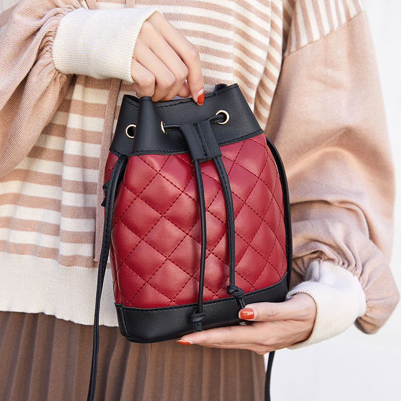 Lingge chain bag, xiaoxiangfeng bag, female 2020 new fashion and Korean version of versatile crossbeam bucket bag, small bag and vagrant bag