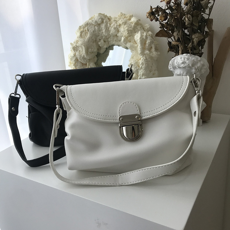 Real price one shoulder underarm bag women 2020 new ins small French retro soft leather handbag