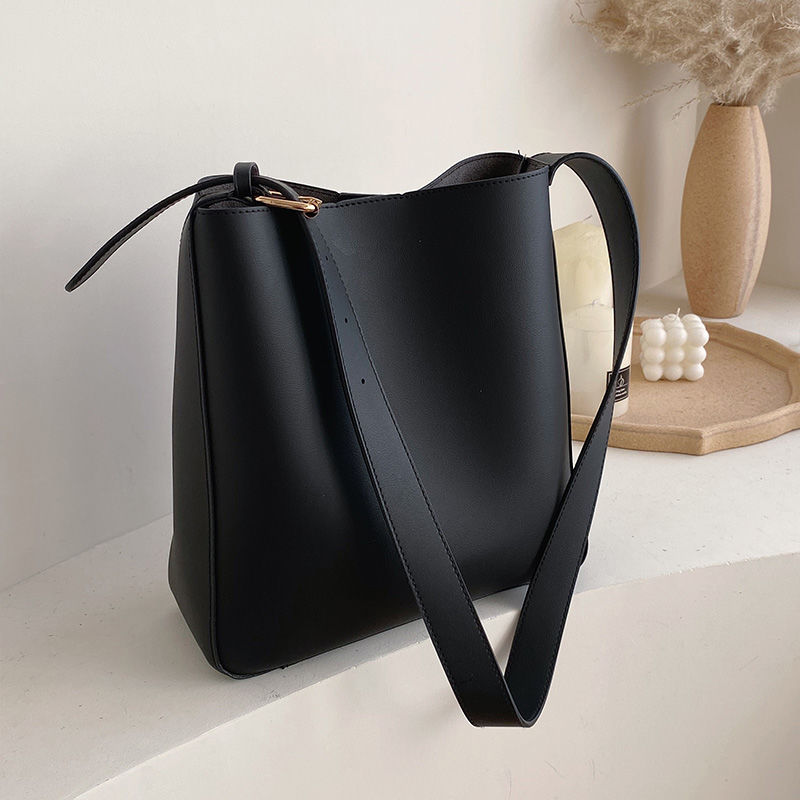 Large capacity leisure bag for women 2020 new fashion Korean fashion retro net red versatile One Shoulder Messenger Bucket Bag