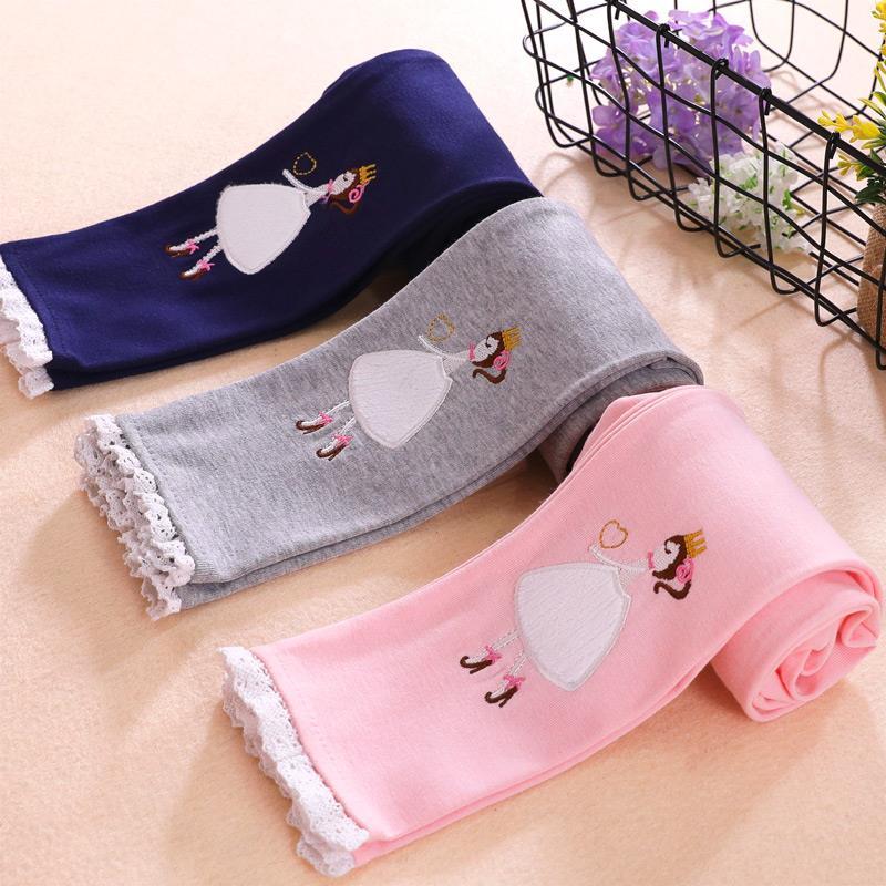 The same girl's bottom pants are worn outside the Spring Festival tiktok baby, the children are wearing the music, the children are selling fashionable pants.