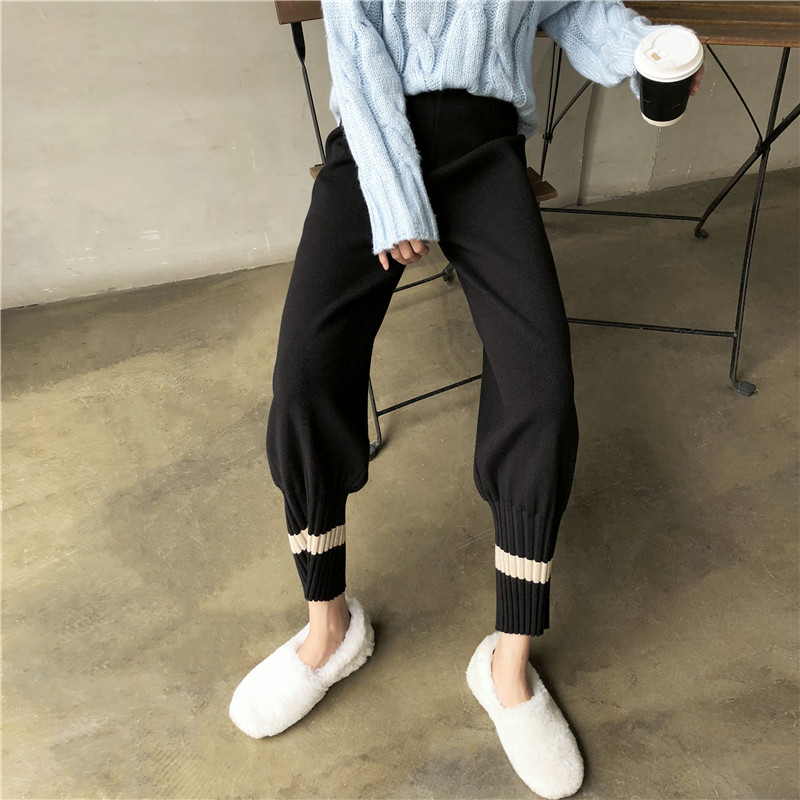 Loose knitted turnip trousers with high waist and straight barrel have been tested in autumn and winter