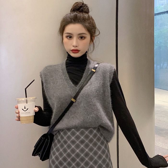 2020 spring and autumn knitted waistcoat women's small vest with retro V-neck student's Korean version of shoulder and sweater vest