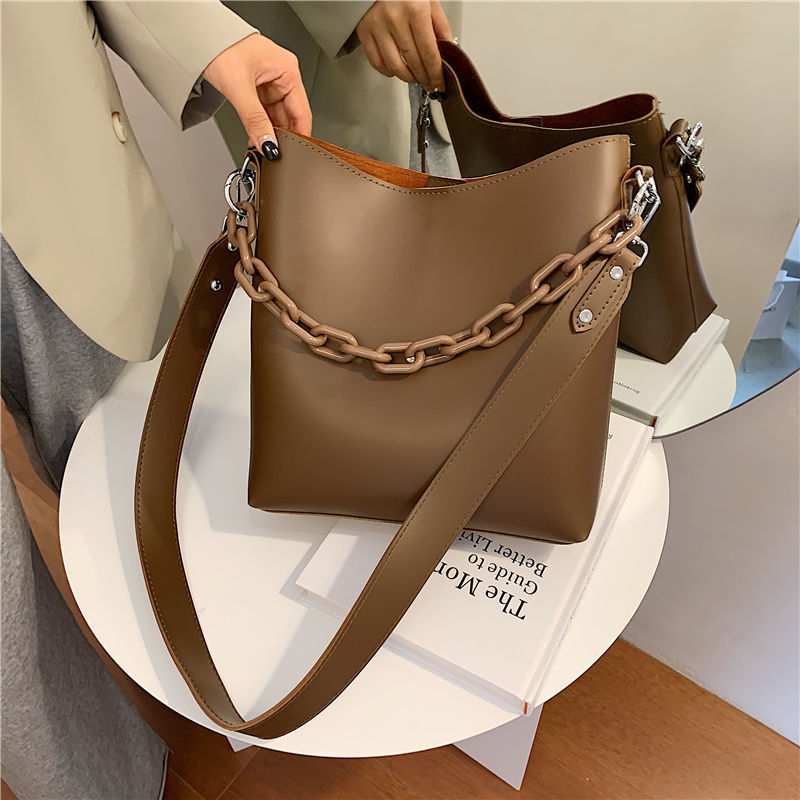 This year's popular big bag women 2020 new fashion versatile ins messenger bag foreign gas large capacity bucket bag