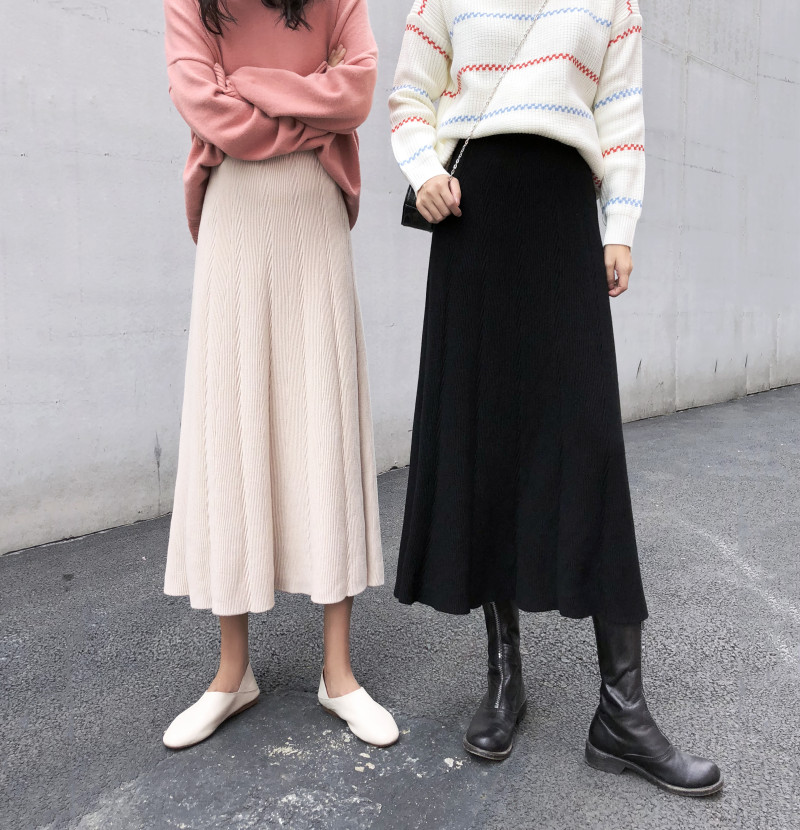 Real-time photographs have been taken to test the loose mid-long A-shaped skirt with high waist and slim knitted half-length skirt in autumn and winter