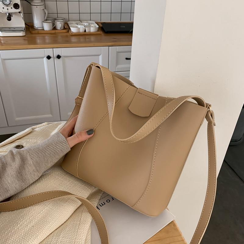 French small group bag women 2020 new simple and fresh shoulder bag fashion fashion fashion women's Bag Messenger Bucket Bag