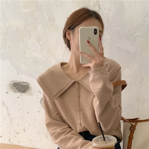Solid color long sleeve T-shirt with loose and thin lapel