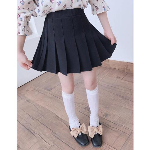 Girl's short skirt foreign style, little girl's half skirt autumn 2020 new type of primary school students' light proof pleated skirt