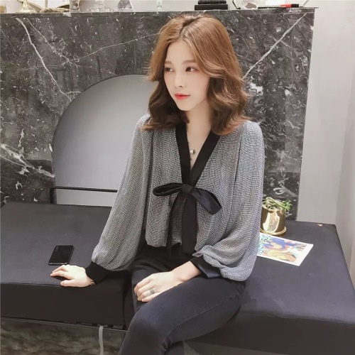 Autumn 2018 new Korean version V-neck bow checked Lantern Sleeve Chiffon Blouse for women