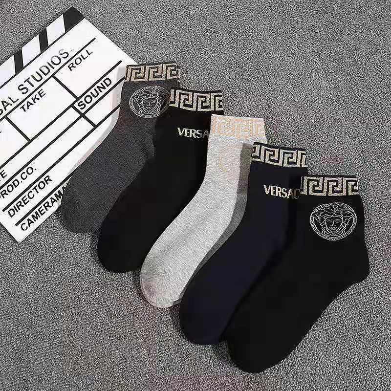 Sock men's Korean version mid tube autumn and winter personality fashion leisure long tube men's business socks student versatile sports
