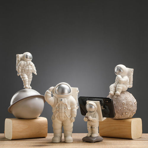 Nordic home creative astronauts decorate porch, living room ornaments, tabletop decoration, wine cabinet, spaceman resin