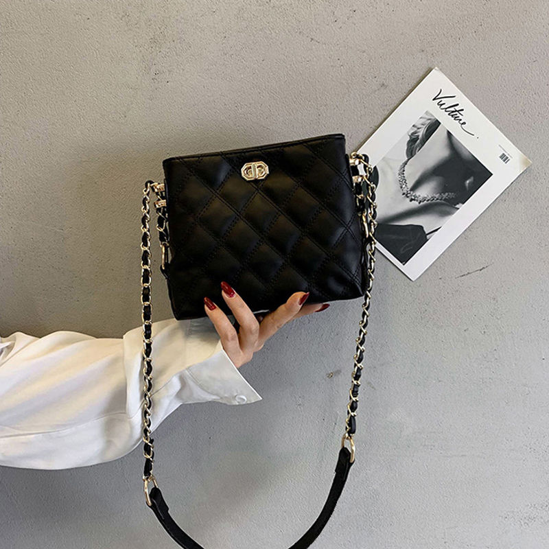 French small bag women's 2020 new ins small CK women's bag can be used with foreign fashion and fashionable sidearm Lingge chain bag