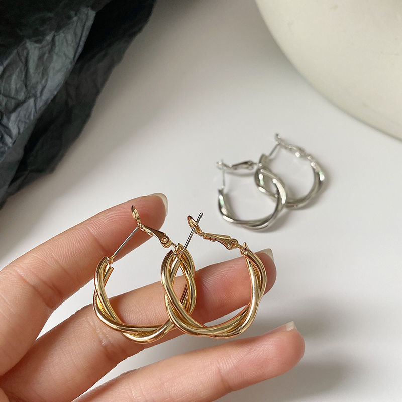 Simple temperament cold wind versatile Korean style metal twist twist earrings earrings earrings female autumn winter earrings earrings earrings
