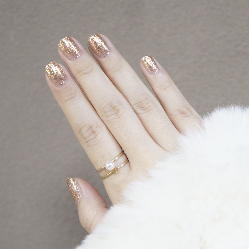 Nouveau riche manicure, gold nail polish, gold nail polish, pearl, platinum, sparkling, bright Bobbi, gel, phototherapy.