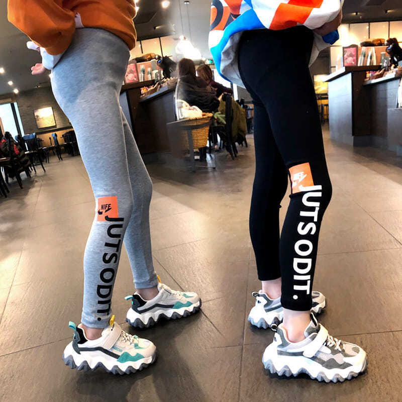Girls wear leggings outside in the spring and autumn of 2020