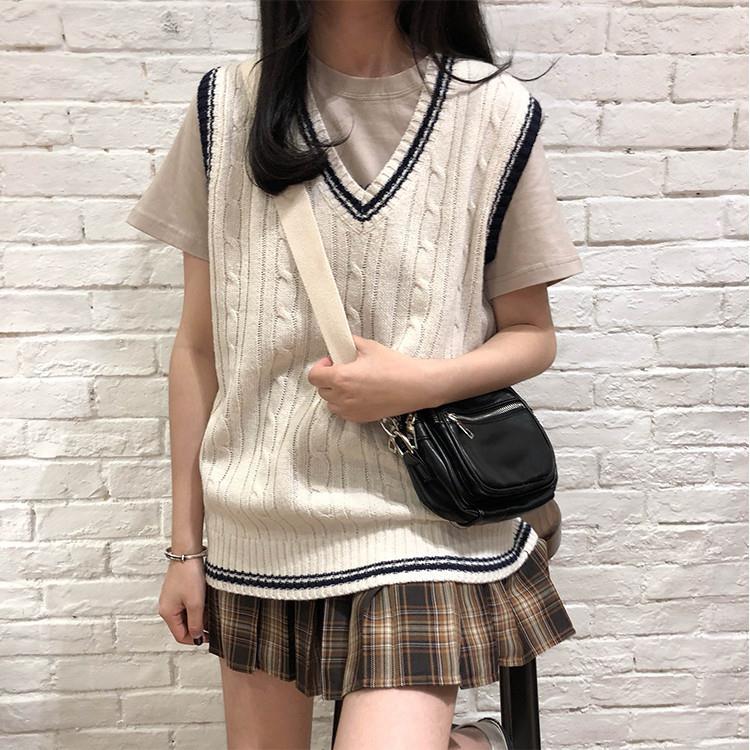 Autumn and winter new Korean twist V-Neck Sweater Vest female students versatile college style knitted vest loose top