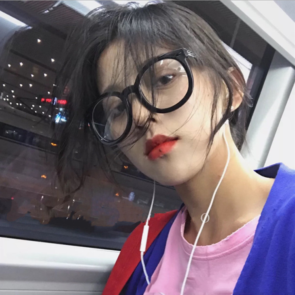 Tiktok: black, rash, simple, new Korean literature, jitter, red light, glasses frame, big face.