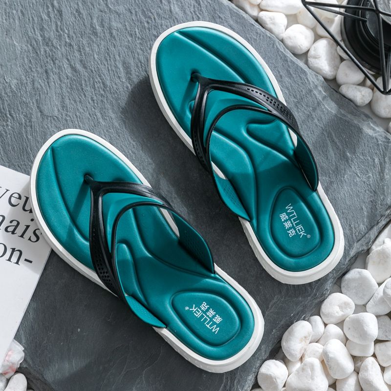 Summer flip flop personality outdoor beach trend Korean antiskid outdoor deodorant 2020 men's sandals
