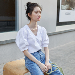 Women's summer design sense of white shirt with bubble sleeve