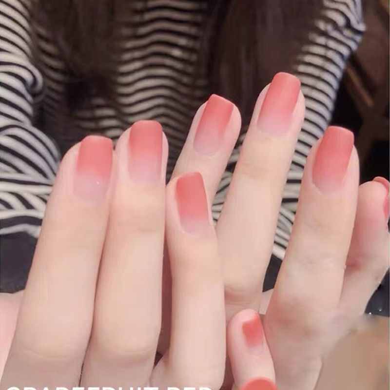 In winter, nail polish can be torn and dried quickly. Students are naked, roasted, non-toxic, tasteless, and red.