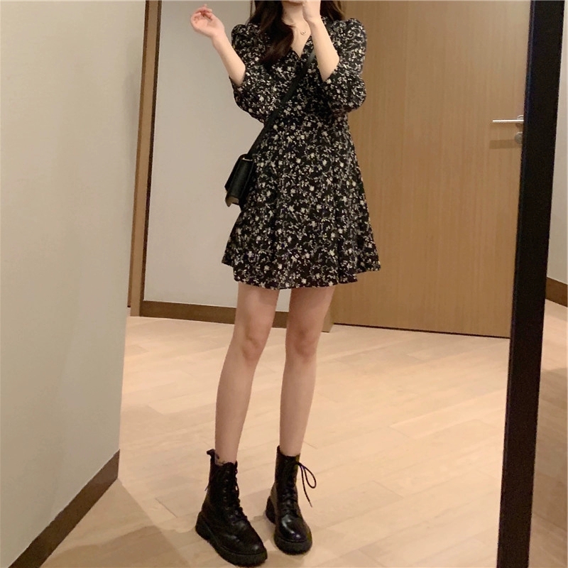 2021 spring, the new gentle breeze can be sweet and sweet, waist and thin, Hepburn wind black inside the V collar broken flower skirt.