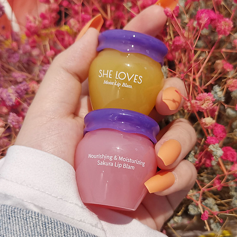 Net red with the lip film to moisturize, moisturize, dilute the lips, remove the skin, exfoliate the lips, and nurse the lip balm.