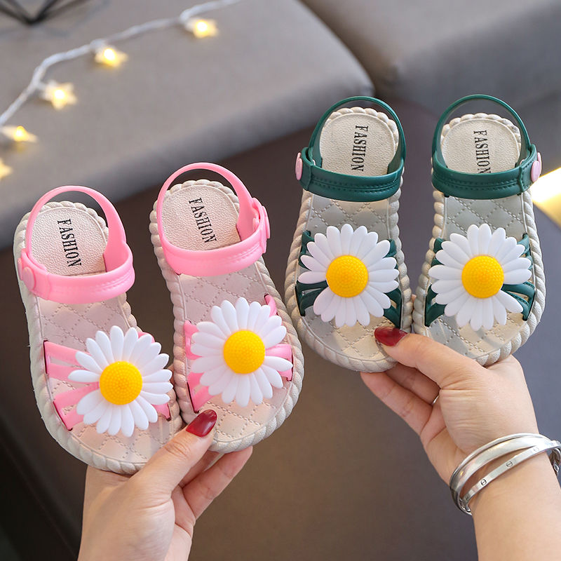Girls' sandals summer new children's little girl's soft bottom anti slip flower fashion middle big children's Princess children's shoes