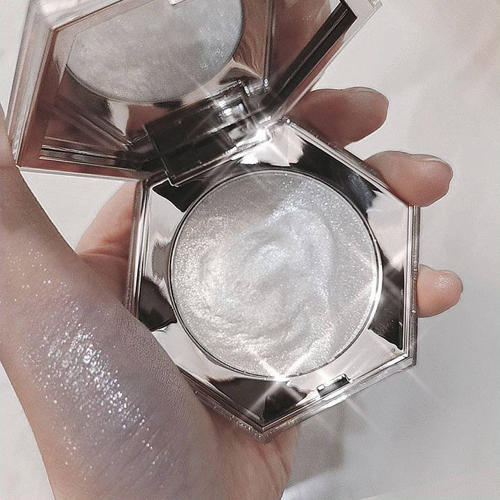 Rihanna with the same high gloss Diamond Fairy powder, pearl light, eye shadow, screen, red, face, and mashed potato.
