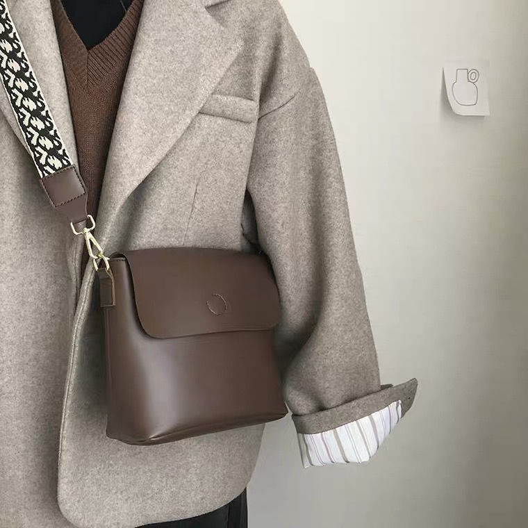 Bag women's new fashion net red bucket bag niche design one shoulder large capacity bag versatile messenger bag