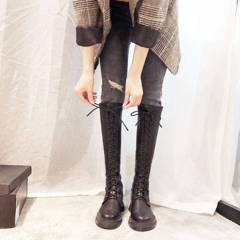 Women's boots are below the knee in autumn 2020
