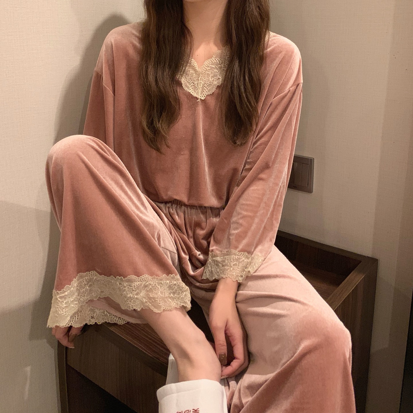 Real price autumn and Winter Fairy velvet home clothes set warm and sweet lace style can be worn outside pajamas