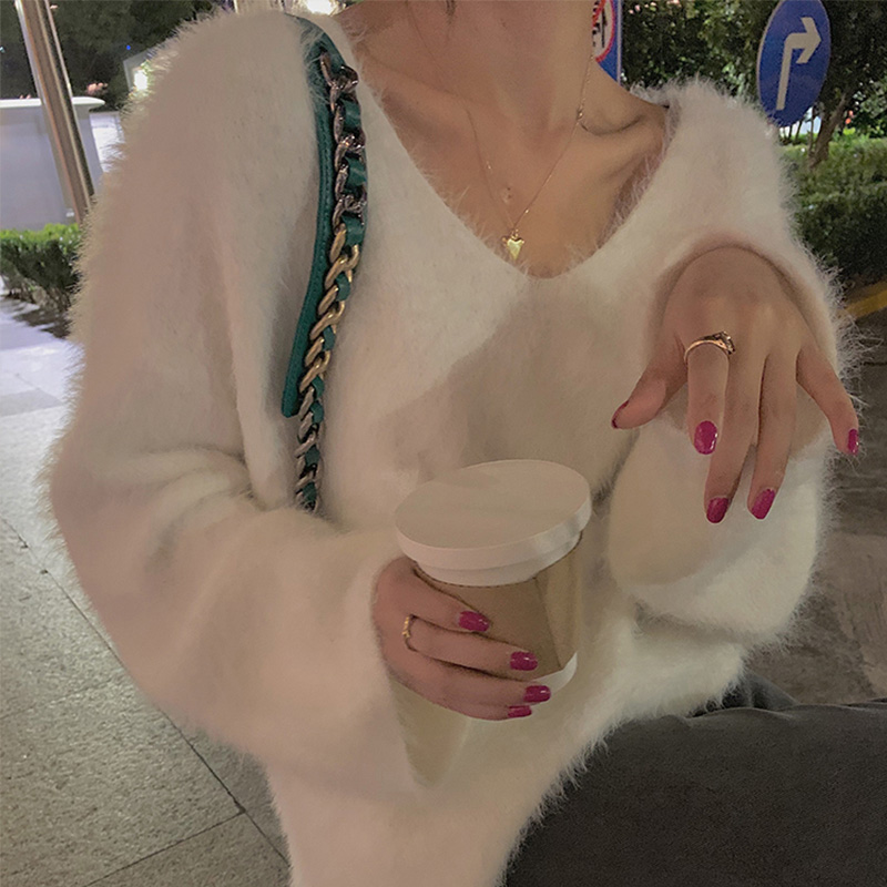 Women's loose knitting in autumn and winter, lazy wind backing, wearing seahorse Plush Pullover and thickened mink sweater