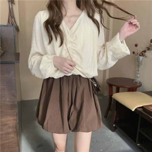 Real price! Air V-neck pleated top apricot long sleeve shirt coffee lantern shorts two-piece set