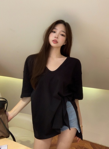 Real shot summer new black and white loose simple leisure side split design fashion short sleeve T-shirt