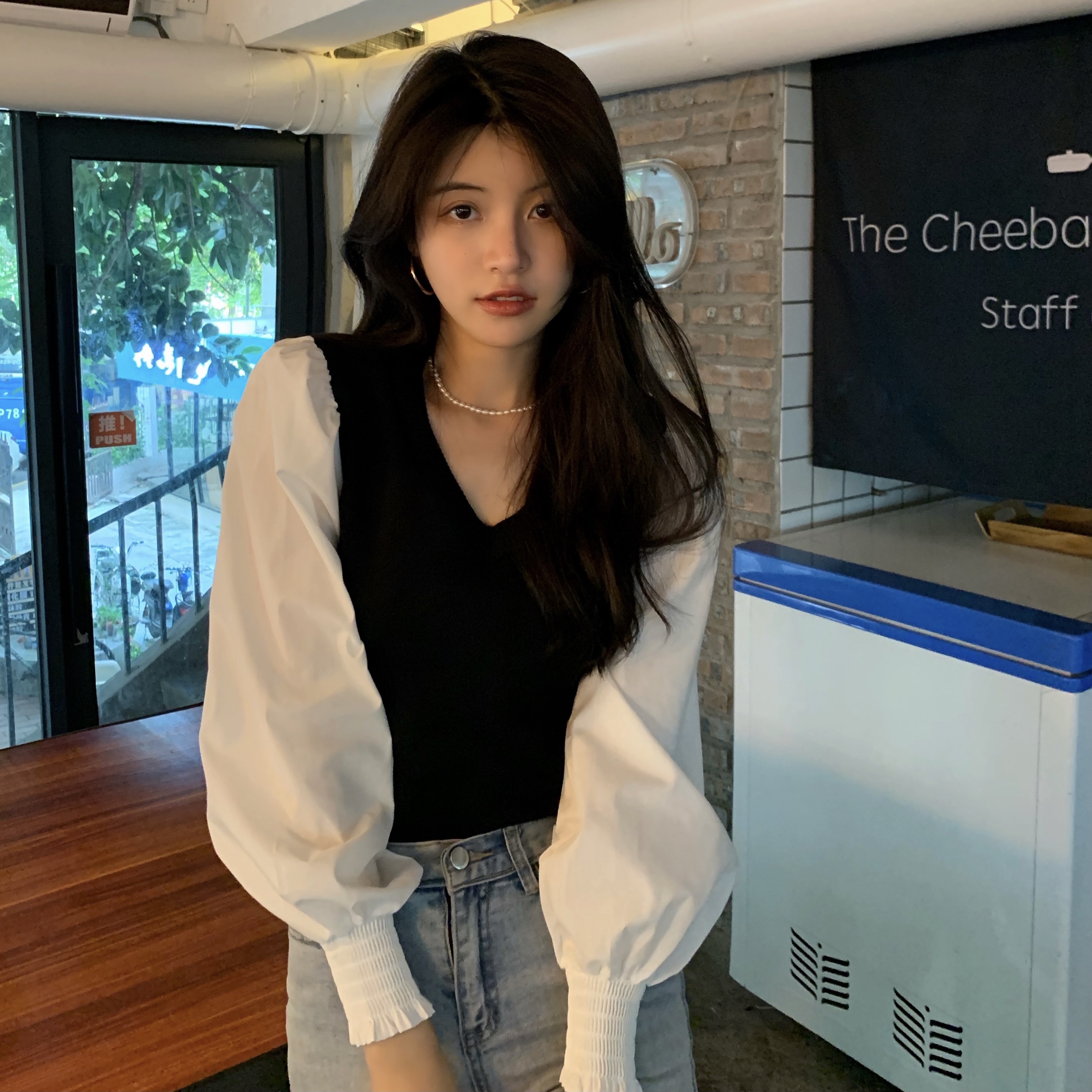 Real shooting and real price design sense of foreign style black-and-white knitted splicing long sleeve shirt temperament short V-neck top